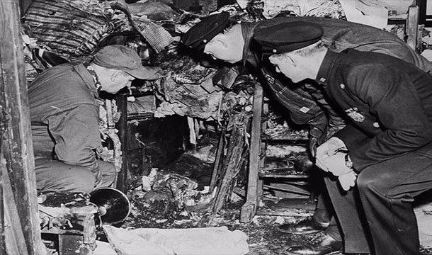 Vào năm 1909, 2 anh em nhà Langley và Homer Collyer chuyển đến sống tại New York, Mỹ. Họ có sở thích thu thập những món đồ bỏ đi của người khác. Sau nhiều tháng thu thập, họ cất giữ trong nhà khoảng 180 tấn rác mà mọi người vứt bỏ.