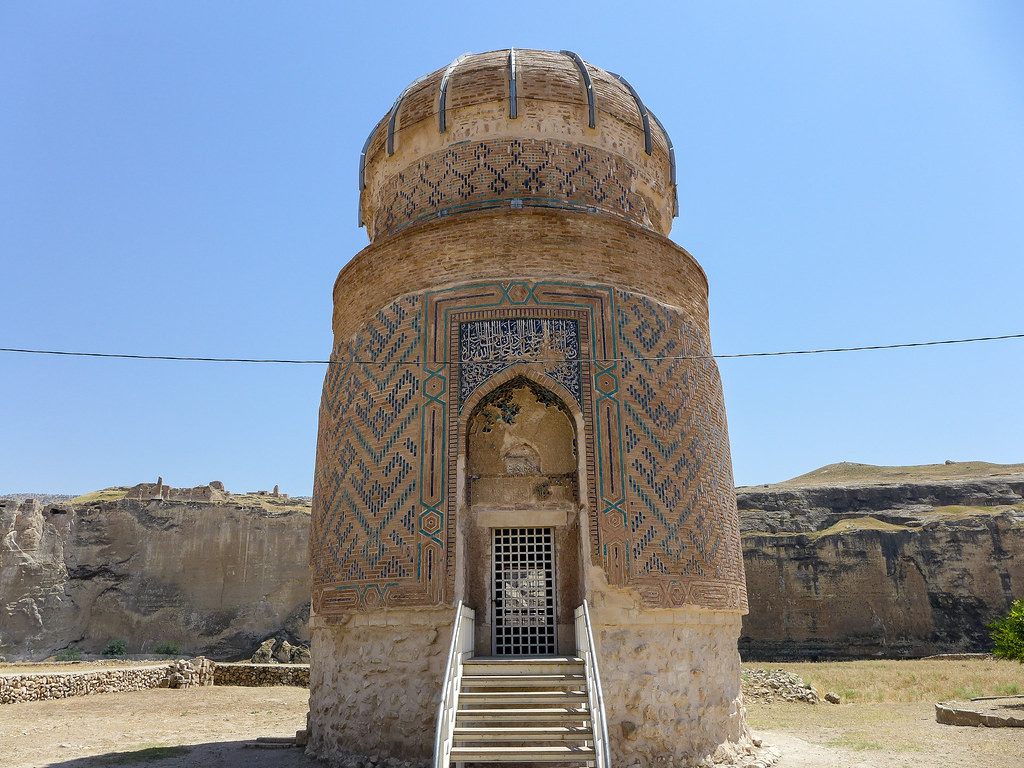 Lăng mộ Zeynel Bey là công trình tiêu biểu cho kiến trúc Anatolia với đỉnh hình vòm có tác dụng thông khí, chiều cao 15m và đường kính 7,6m. Công trình này được xây dựng công phu và có giá trị văn hóa - lịch sử quan trọng.