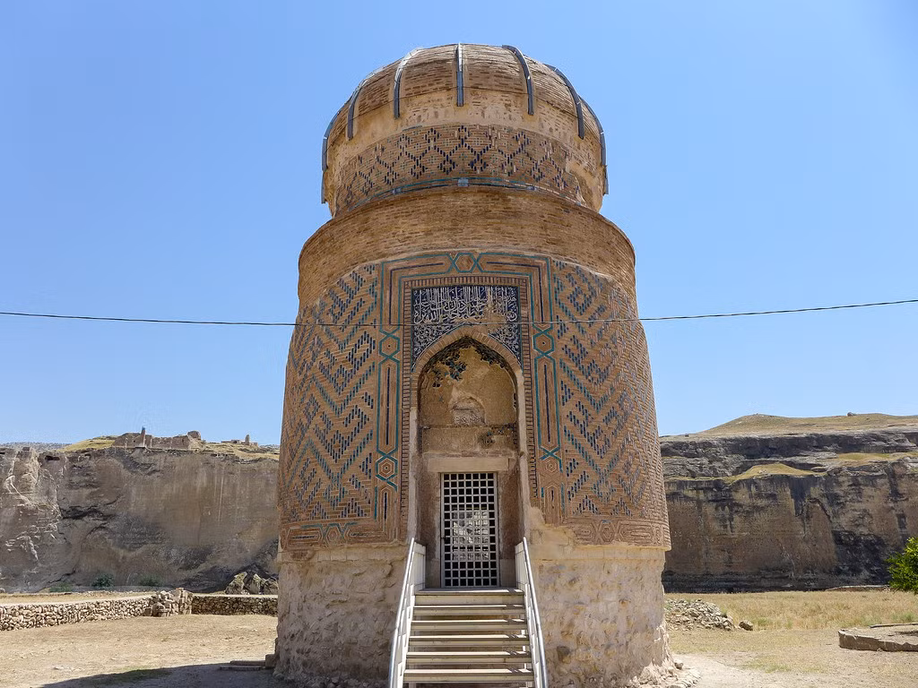 Lăng mộ Zeynel Bey là công trình tiêu biểu cho kiến trúc Anatolia với đỉnh hình vòm có tác dụng thông khí, chiều cao 15m và đường kính 7,6m. Công trình này được xây dựng công phu và có giá trị văn hóa - lịch sử quan trọng.