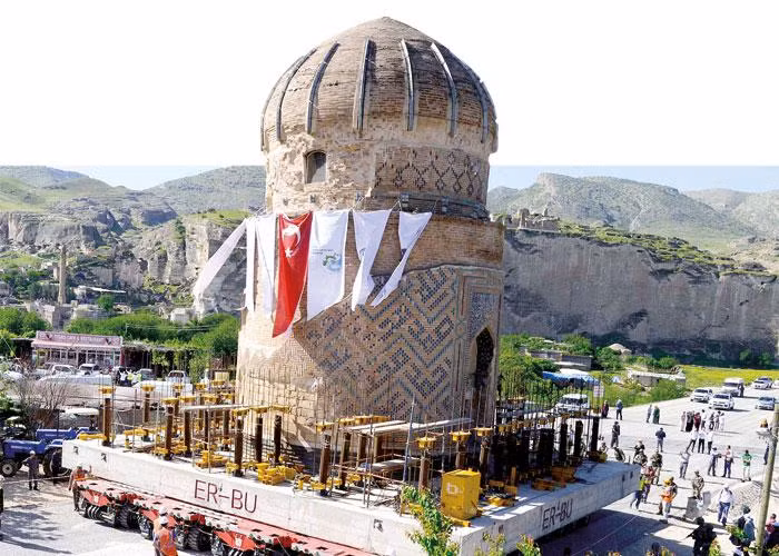 Tiếp đến, các chuyên gia đưa phương tiện vận chuyển vào vị trí. Tuy nhiên, một số sự cố xảy ra, bao gồm: ở đầu con đường được xây dành riêng cho việc di dời lăng mộ, máy phát điện hết khí gas, hệ thống giám sát độ ổn định của công trình trong lúc vận chuyển không làm việc, một lốp xe bị xẹp.