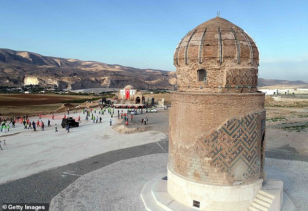 Vượt qua nhiều khó khăn, thử thách, các chuyên gia di dời thành công lăng mộ Zeynel Bey tới công viên văn hóa Hasankeyf. Tại đó, họ tiếp tục công tác tu sửa để mộ cổ này không bị hư hại.