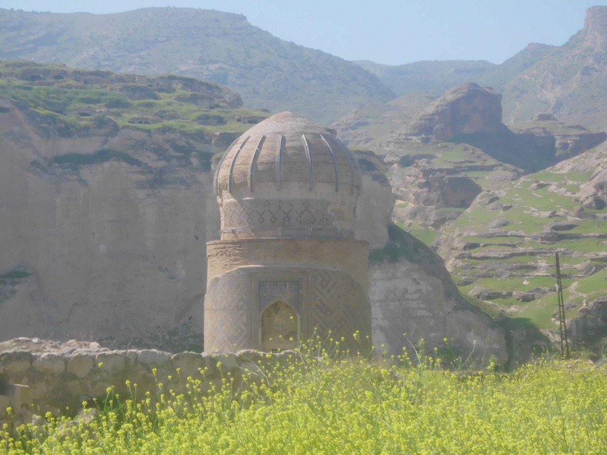 Trước đó, để kế hoạch di dời lăng mộ cổ thành công, các kỹ sư và chuyên gia bảo tồn đã xem xét một số phương án. Trong số này có phương án để lăng mộ ngập nước hoặc xây dựng boongke bê tông bao quanh lăng mộ, có thể tiếp cận thông qua đường hầm dưới nước dài 3,2 km cùng với hệ thống đường tàu nhẹ.