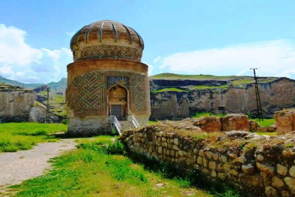 Sau khi cơ quan State Hydraulic Works (DSI) của chính phủ Thổ Nhĩ Kỳ thông qua kế hoạch di dời và đồng ý cấp kinh phí 4,2 triệu USD, các chuyên gia vẫn gặp nhiều khó khăn trong quá trình di dời lăng mộ đến địa điểm mới.