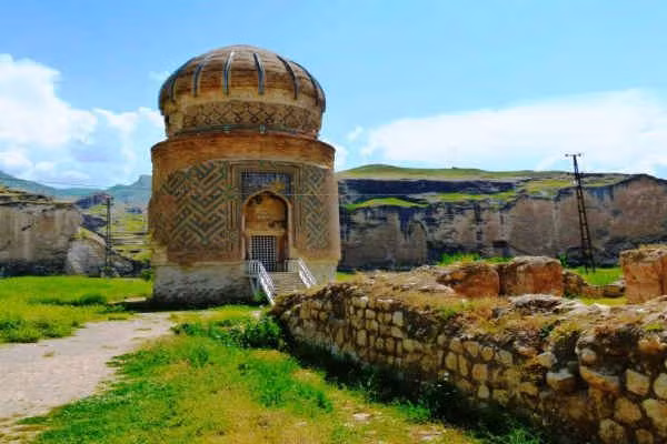 Sau khi cơ quan State Hydraulic Works (DSI) của chính phủ Thổ Nhĩ Kỳ thông qua kế hoạch di dời và đồng ý cấp kinh phí 4,2 triệu USD, các chuyên gia vẫn gặp nhiều khó khăn trong quá trình di dời lăng mộ đến địa điểm mới.