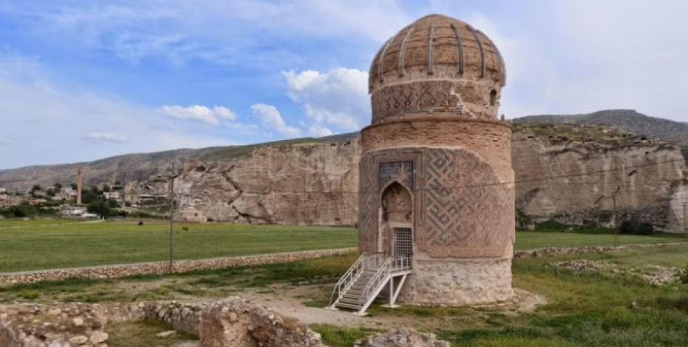 Vào tháng 5/2017, lăng mộ Zeynel Bey được di dời để nhường chỗ cho đập thủy điện lớn nhất Thổ Nhĩ Kỳ. Trước sự chứng kiến của người dân, lăng mộ nặng 1.100 tấn được di dời thành công tới địa điểm mới ở Hasankeyf, cách chỗ cũ 1,6 km.