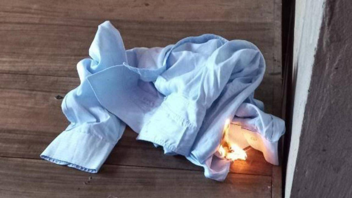 Những tuần qua, vụ việc một số vật dụng trong gia đình một người dân ở Long An đột nhiên bốc cháy thu hút sự quan tâm của mọi người. Cụ thể, vào lúc 11h ngày 2/7, ông Nguyễn Văn Hoàng (sinh năm 1952), ngụ ấp Bàu Mua, xã Thạnh Hưng, thị xã Kiến Tường, tỉnh Long An trình báo, nhà của ông có nhiều nơi và các đồ vật như quần áo, mền, gối, bao bì nhựa tự nhiên phát cháy không rõ nguyên nhân. Ảnh: baogiaothong.