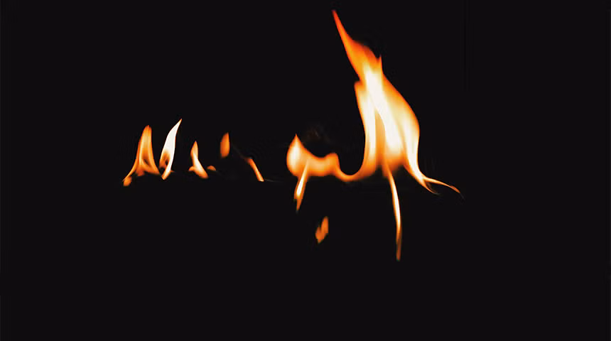 Nguyên nhân khiến các vật dụng như mền, gói, bạt nhựa… trong nhà ông Nguyễn Văn Hoàng tự dưng bốc cháy có thể do trầm tích đầm lầy chứa nhiều Phosphor (P) bị oxy hóa gây cháy các vật liệu dễ cháy. Ảnh minh họa.