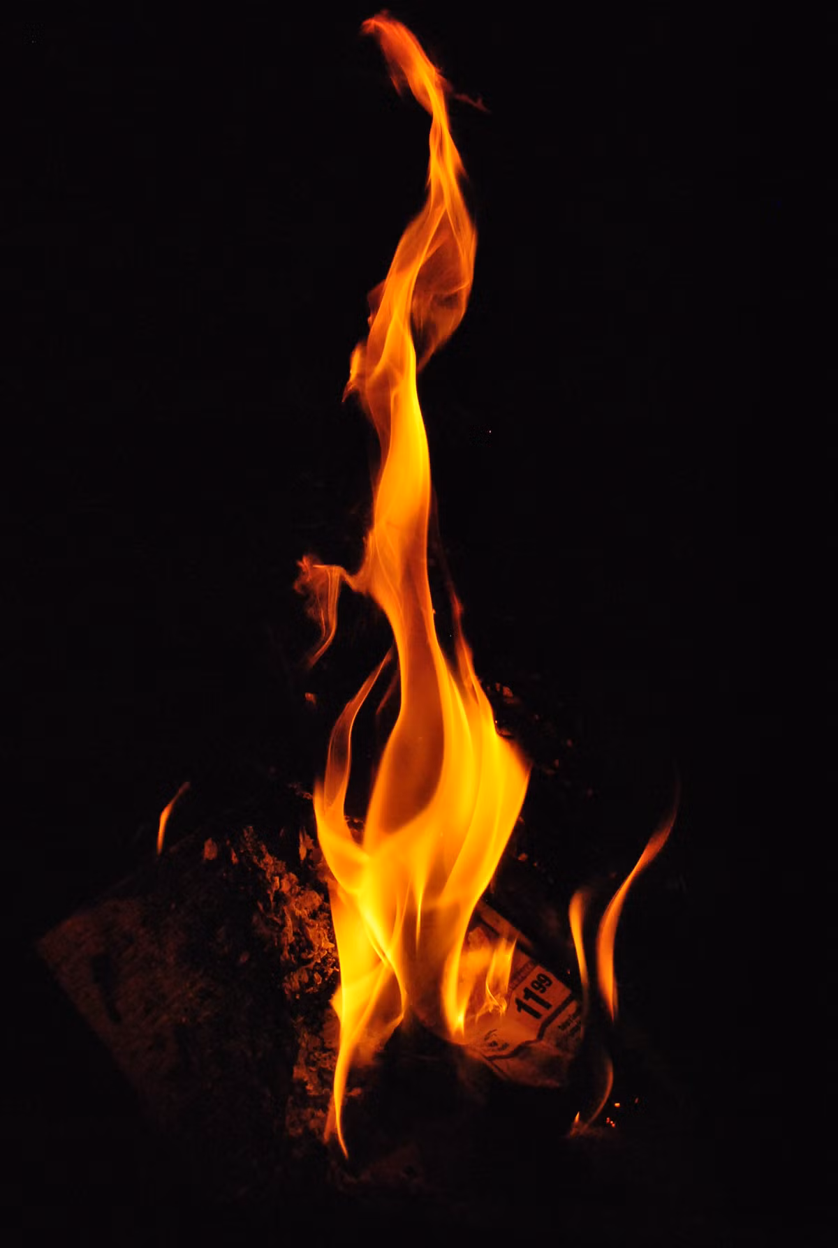 Khi kiểm tra nhà ông Nguyễn Văn Hoàng, lực lượng chức năng không phát hiện có nguồn lửa gây cháy, thỉnh thoảng có những đốm lửa nhỏ phát ra, gây cháy đồ vật làm bằng vải, sợi… Đây không phải là lần đầu tiên nhà ông Nguyễn Văn Hoàng gặp tình huống bí ẩn này. Trước đó, các vật dụng trong nhà ông đột nhiên phát cháy 3 lần gồm các ngày: 15/11/2021, 11/4/2022, 26/5/2022. Ảnh minh họa.