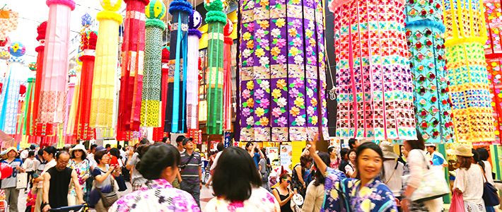 Vào ngày Tanabata, người Nhật Bản sẽ viết mong ước vào những mảnh giấy đầy màu sắc Tanzaku rồi treo lên cành trúc trước cửa nhà để cầu khấn Orihime sẽ giúp họ khéo léo hơn trong công việc may vá, viết chữ đẹp cũng như mong muốn Hikoboshi sẽ mang đến những vụ mùa bội thu và sự thịnh vượng. Những nam thanh nữ tú chưa có ý trung nhân ở Nhật Bản sẽ tới các đền thờ để cầu nguyện, mong sớm tìm được một nửa yêu thương.