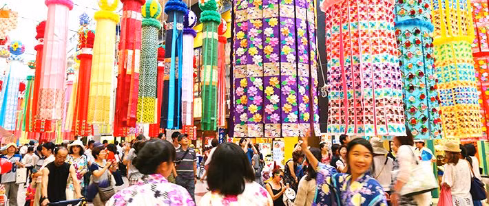 Vào ngày Tanabata, người Nhật Bản sẽ viết mong ước vào những mảnh giấy đầy màu sắc Tanzaku rồi treo lên cành trúc trước cửa nhà để cầu khấn Orihime sẽ giúp họ khéo léo hơn trong công việc may vá, viết chữ đẹp cũng như mong muốn Hikoboshi sẽ mang đến những vụ mùa bội thu và sự thịnh vượng. Những nam thanh nữ tú chưa có ý trung nhân ở Nhật Bản sẽ tới các đền thờ để cầu nguyện, mong sớm tìm được một nửa yêu thương.