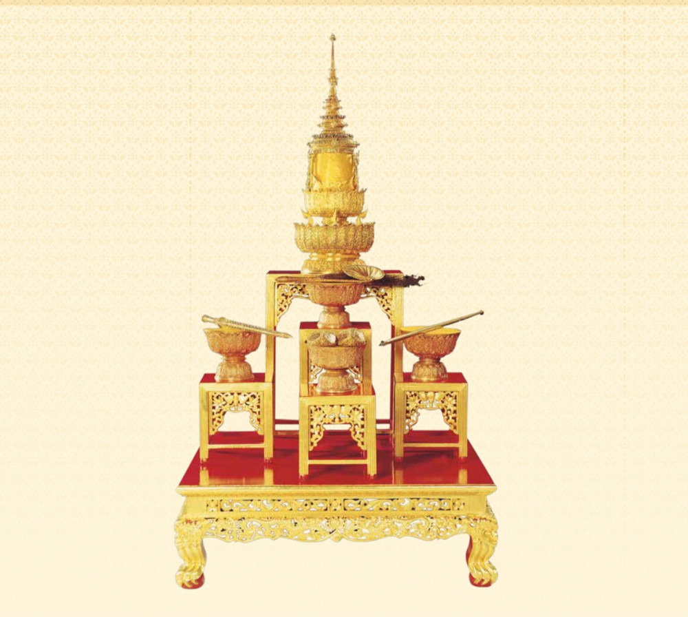 Được làm từ gỗ Javanese Cassia và dát vàng, quyền trượng "Than Phra Kon" có chiều dài 118 cm, tượng trưng cho tính chính thống của nhà vua.