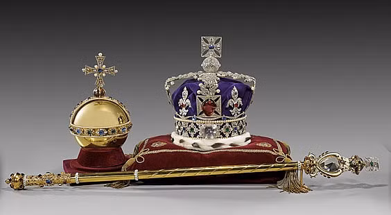 Vào năm 1910, bảo vật này được thiết kế lại để phù hợp với viên kim cương khủng trên. Ngoài kim cương, cây quyền trượng Sovereign còn được trang trí nhiều loại đá quý như hồng ngọc, ngọc lục bảo và ngọc bích.