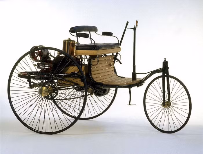Mẫu ô tô Benz Patent Motorwagen ra mắt công chúng vào ngày 3/7/1886. Nhà sản xuất bán ra thị trường 25 chiếc trong khoảng thời gian từ năm 1886 - 1893. Mỗi chiếc được bán với giá khoảng 150 USD (tương đương 4.086 USD hiện tại). Từ đó đến nay, nhiều mẫu ô tô ra đời giúp việc đi lại của người dân dễ dàng và thuận tiện hơn.