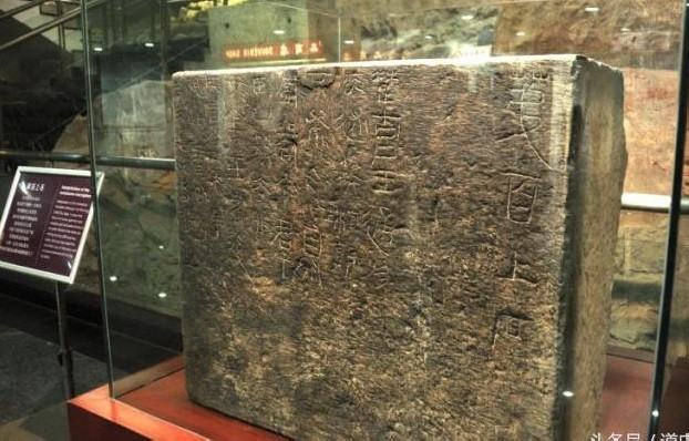 Bên trong lăng mộ có hơn 100 cổ vật quý giá như: xe ngựa bằng đồng, chiến binh đất nung, tiền cổ, đồ trang sức bằng ngọc, bộ giáp ngọc…