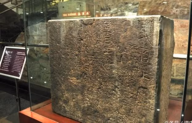 Bên trong lăng mộ có hơn 100 cổ vật quý giá như: xe ngựa bằng đồng, chiến binh đất nung, tiền cổ, đồ trang sức bằng ngọc, bộ giáp ngọc…