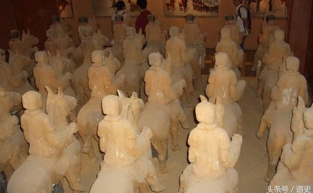 Căn cứ vào những cổ vật, đặc biệt là tấm bia ký đặt ngay trước mộ, các chuyên gia xác định chủ nhân lăng mộ là Sở Nguyên Vương Lưu Giao. Ông là hoàng đế thứ hai của nước Sở và là em trai của Hán Cao Tổ Lưu Bang.