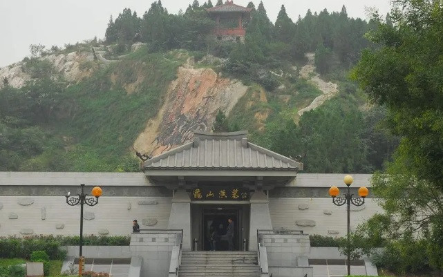 Vào tháng 2/1982, trong lúc khai thác đá, một người dân ở thành phố Từ Châu, Trung Quốc tình cờ phát hiện lăng mộ của một hoàng đế nước Sở. Sau khi nhận được tin báo từ người dân, cơ quan chức năng và các chuyên gia khảo cổ nhanh chóng tới hiện trường kiểm tra tình hình.