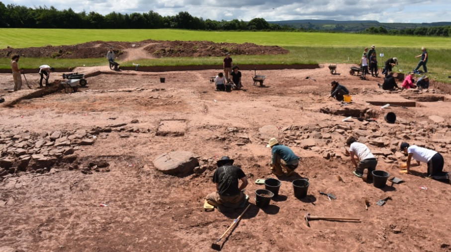 Nick Overton - nhà khảo cổ học tại Đại học Manchester, Anh và là tác giả chính nghiên cứu cho hay đó là một khám phá đặc biệt. Những viên đá gần như trong suốt như nước.