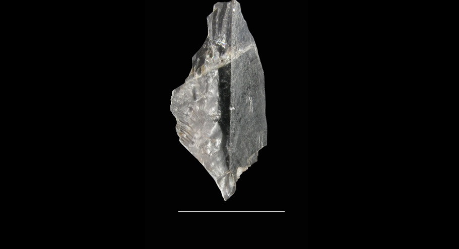 Nhà khảo cổ Overton giải thích: "Nếu bạn đập hai viên đá này lại với nhau, chúng sẽ phát ra những tia sáng hơi xanh. Điều này thực sự hấp dẫn và là trải nghiệm thú vị".