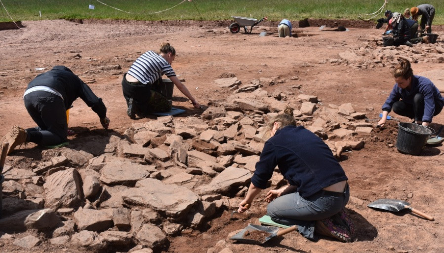Một số viên đá có hình dáng giống lăng trụ, tách ánh sáng trắng thành quang phổ cầu vồng mà mắt người có thể nhìn thấy được.