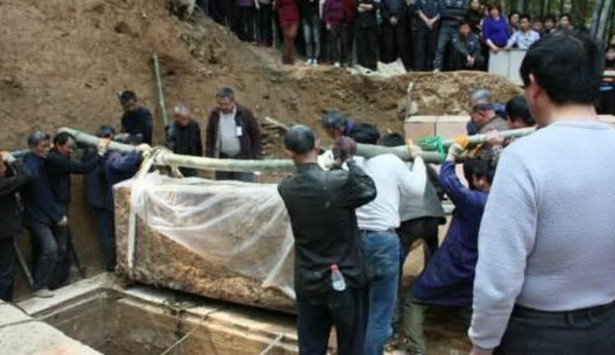 Khi mở nắp quan tài, các chuyên gia phát hiện một bộ hài cốt nam giới. Thông qua việc xác định niên đại bộ hài cốt và những di vật văn hóa tìm thấy trong mộ cổ, họ xác định bộ hài cốt thuộc về Sử Tung Chi - tể tướng thời Nam Tống.