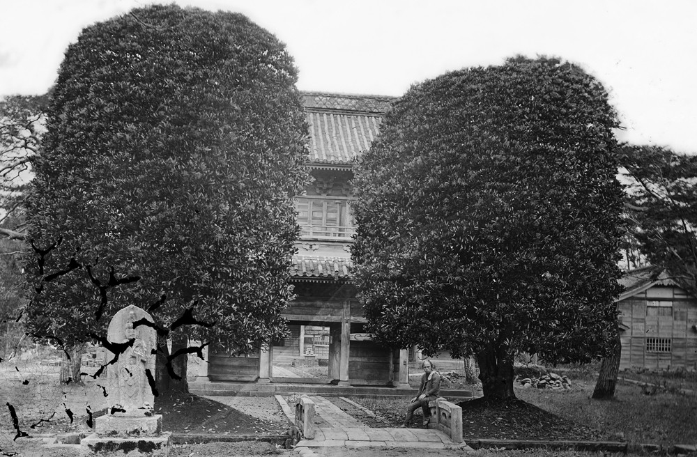 Một người đàn ông ngồi trước chùa Sengakuji ở phường Minato, Tokyo.