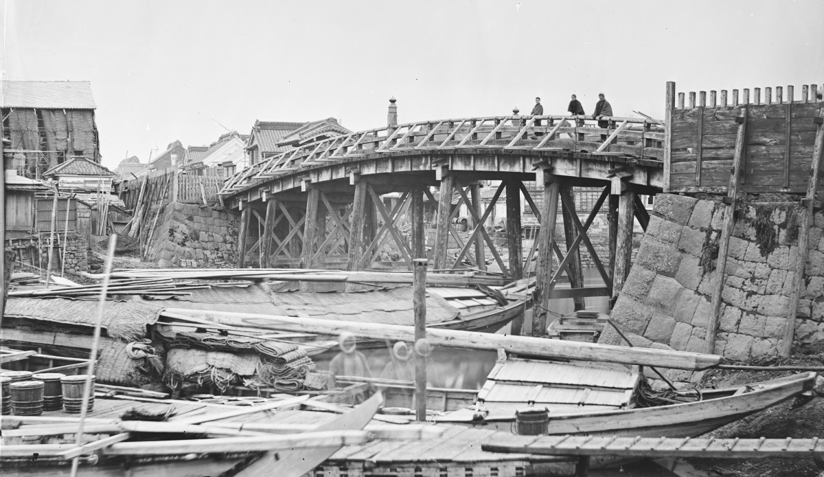 Cây cầu gỗ Nihonbashi ở phường Chuo, Tokyo ngày nay. Bức ảnh được cho là chụp vào khoảng năm 1872.