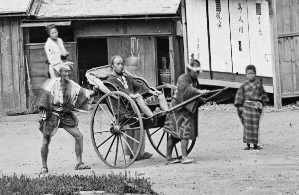 Xe kéo là một trong những phương tiện di chuyển khá phổ biến ở Nhật Bản những năm 1860 - 1870.