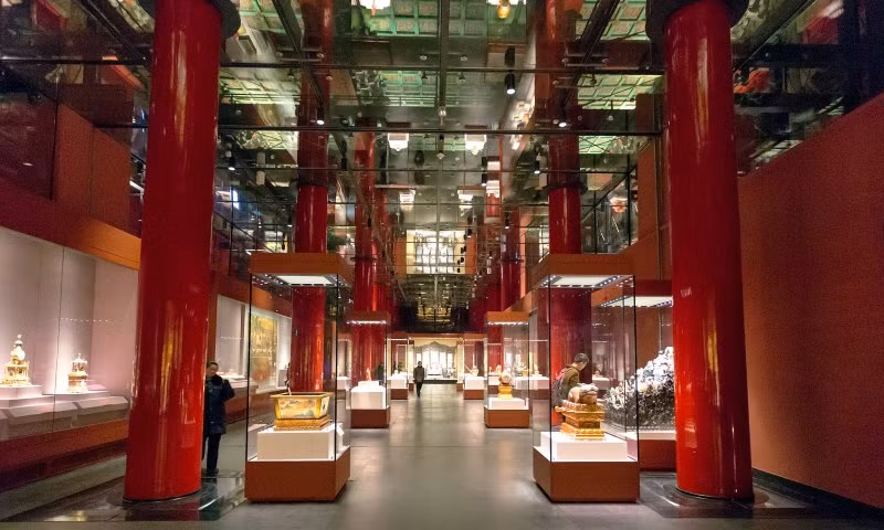 Khi bị nhân viên bảo vệ phát hiện, Thạch Bách Khôi bỏ trốn. Khi trốn được ra ngoài, gã phát hiện chỉ còn bên người 4 món trong khi đã lấy được 9 cổ vật. Y nhận ra 5 món đó bị rơi mất trong lúc bỏ trốn.