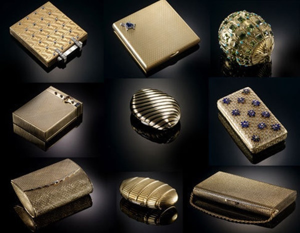 Chín bảo vật bị kẻ gian đánh cắp (trong ảnh) đều là những món đồ dát vàng, bạch kim, khảm kim cương và đá quý được chế tác từ đầu thế kỷ 20. Chúng thuộc về bảo tàng tư nhân Lưỡng Y nổi tiếng Hong Kong. Các cổ vật này nằm trong những tác phẩm được trưng bày ở triển lãm do 2 bảo tàng: Lưỡng Y và Cố Cung hợp tác tổ chức. Toàn bộ 9 món đồ bị đánh cắp được bảo tàng Lưỡng Y mua bảo hiểm với tổng giá trị là 410.000 NDT (gần 65.000 USD).