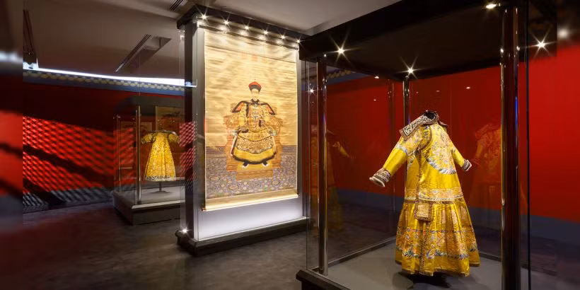 Tại cơ quan điều tra, Thạch Bách Khôi khai nhận đã lẻn vào Tử Cấm Thành vào chiều 8/5. Lợi dụng vóc dáng nhỏ, cao 1,58m và nặng 40 kg, hắn chui qua lan can trước lối vào Tử Cấm Thành mà không cần mua vé. Tiếp đến, Thạch Bách Khôi trà trộn vào một nhóm khách du lịch tham quan Tử Cấm Thành. Khi tới Trai Cung, gã trốn trong một căn phòng nhỏ rồi đợi tối đến để gây án.