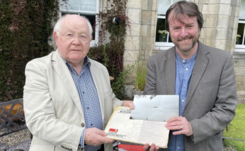 Bộ Quốc phòng Anh sau đó đề nghi 2 người chụp ảnh UFO giao cuộn film âm bản. Sau khi nhận được sự đồng ý của họ, những bức ảnh chụp UFO trên được giữ kín suốt 32 năm.