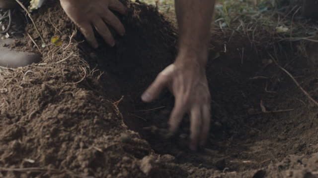 Cụ thể, khi tiến sâu vào trong hang động, người đàn ông nhận thấy có 3 ngôi mộ nằm liền kề nhau. Do đó, người này nghĩ rằng bên trong các mộ cổ đó có chứa bảo vật giá trị.