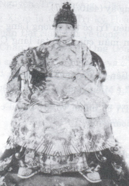 Chân dung Thái hậu Từ Dụ (1810 - 1902). Bà là vợ vua Thiệu Trị và là mẹ vua Tự Đức. Lúc sinh thời, Thái hậu Từ Dụ không chỉ nổi tiếng xinh đẹp, thông minh mà còn gây chú ý với đức hạnh và lòng yêu quý dân chúng.