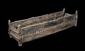 Emma Brownlee là tác giả duy nhất của nghiên cứu công tác tại Trường Cao đẳng Girton cho hay tập tục mai táng trên là một phần của phong trào cải đạo. Trong khi di chuyển, thay đổi chỗ ở, phụ nữ đã mang theo những nghi thức mai táng trên giường (với tư cách là người truyền giáo). Nam giới cùng thời không làm như vậy.