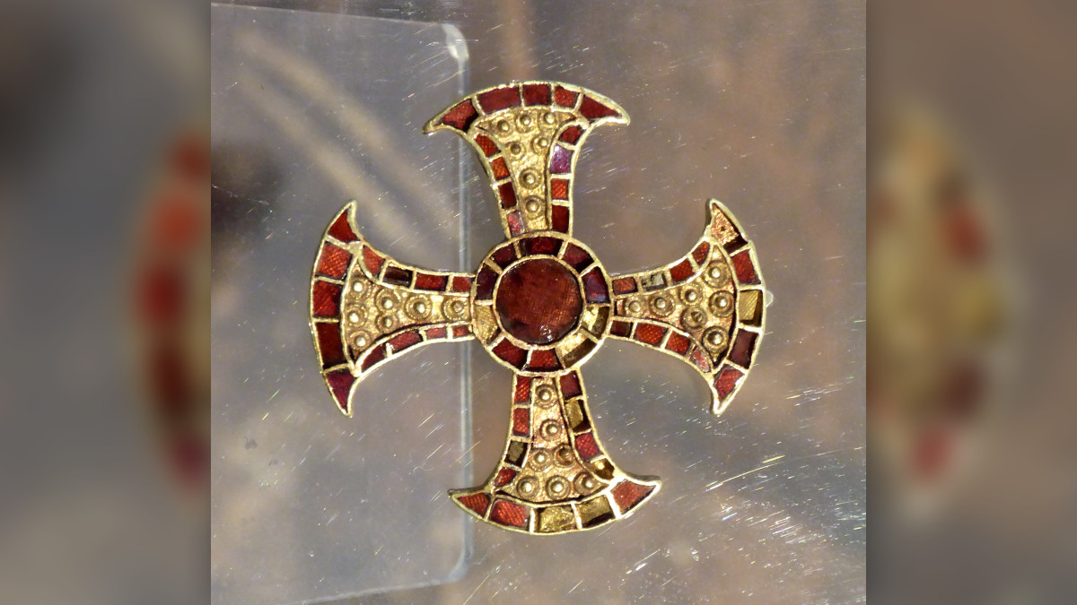 Chuyên gia Brownlee cho biết việc chôn cất trên giường cũng có một số đồ tùy táng đáng chú ý như: một con dao, hạt thủy tinh và một cây thánh giá bằng vàng được trang trí công phu có nạm ngọc hồng lựu. Trong khi những ngôi mộ không chứa nhiều thông tin về danh tính của người phụ nữ được chôn cất thì cây thánh giá cho thấy rất có thể cô ấy là người theo đạo Thiên chúa.