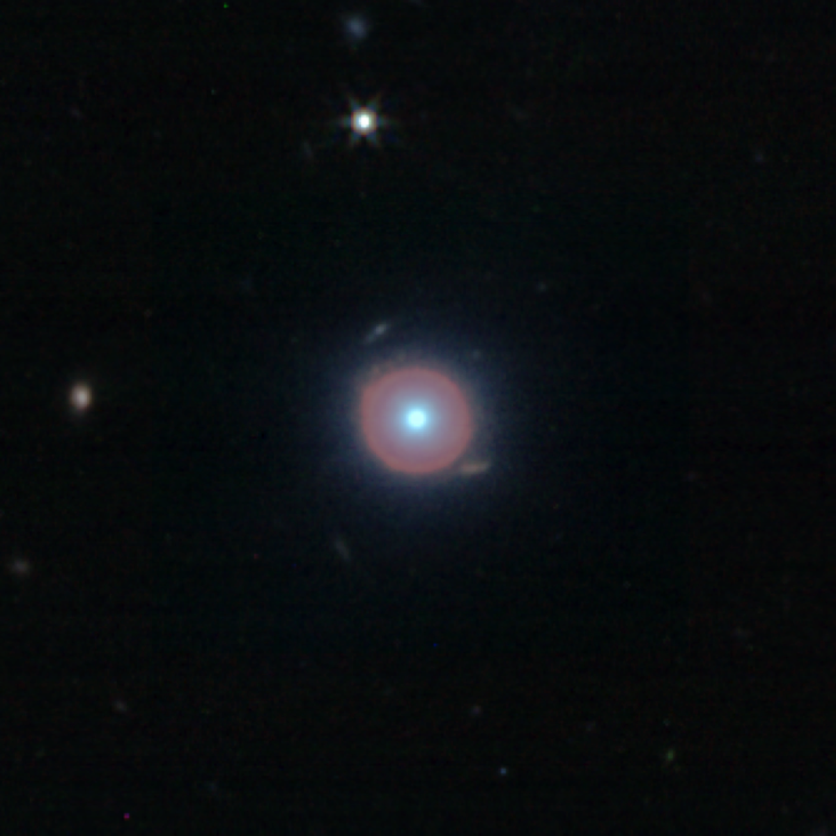 Theo các chuyên gia, thiên hà ở gần hơn có kích thước khổng lồ đã đóng vai trò như thấu kính, phóng đại thiên hà xa hơn ở phía sau lên.