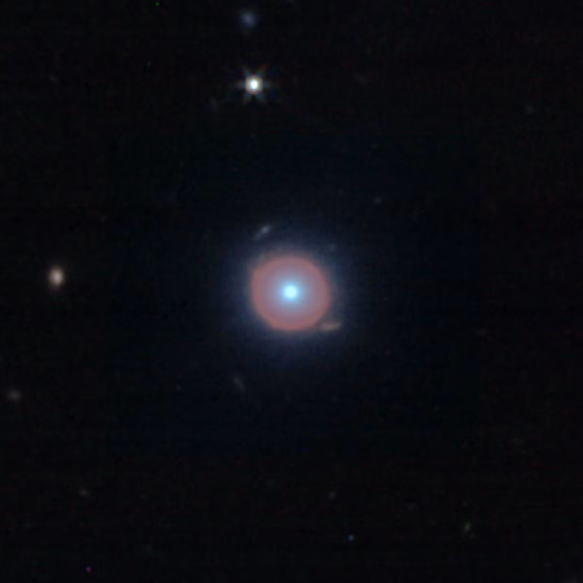 Theo các chuyên gia, thiên hà ở gần hơn có kích thước khổng lồ đã đóng vai trò như thấu kính, phóng đại thiên hà xa hơn ở phía sau lên.