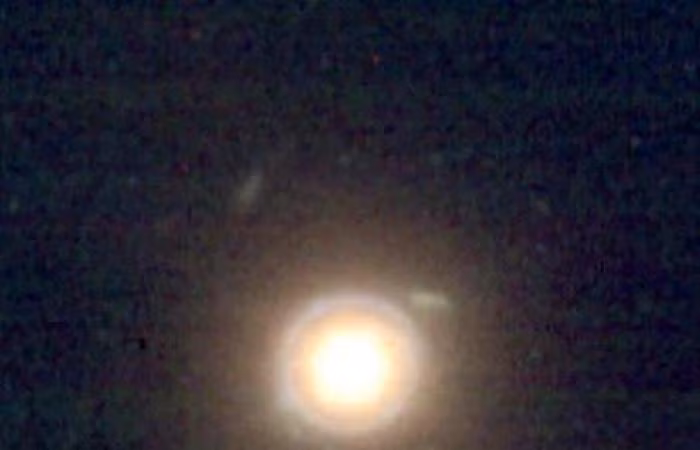 Hiện tượng kỳ thú này được giới chuyên gia gọi là "chiếc nhẫn Einstein". Nó được tạo ra chỉ khi 2 thiên hà và Trái Đất vô tình cùng nằm trên một đường thẳng. Siêu kính viễn vọng James Webb cũng vô tình lọt vào đường thẳng đó.