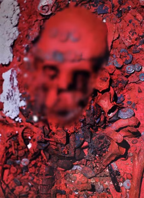 Sở dĩ các chuyên gia đặt tên cho bộ hài cốt là "Nữ hoàng Đỏ" là vì bộ hài cốt được nhuộm một màu đỏ thắm. Xung quanh hộp sọ là vương miện làm bằng các hạt ngọc bích cũng như hàng trăm mảnh vỡ màu xanh lá cây từ chiếc mặt nạ bị hỏng.