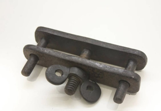 Một dụng cụ tra tấn tàn khốc khác thời Trung cổ là kẹp ngón tay. Hình cụ này được chế tạo gồm 3 thanh kim loại thẳng đứng và một thanh nằm ngang.