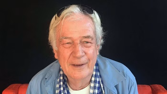 Trong quá trình điều trị ung thư vào đầu năm 2022, các bác sĩ phát hiện ông Tim Page còn 10 mảnh đạn nhỏ trong người. Do vậy, ông không thể chụp cộng hưởng từ khi điều trị.