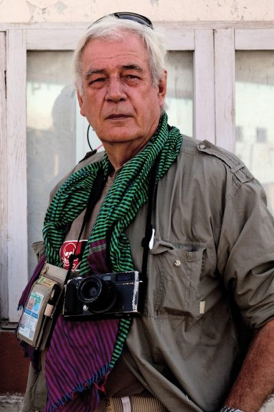 Phóng viên chiến trường Tim Page đã tới một số quốc gia, vùng lãnh thổ trên thế giới để ghi nhận tình hình chiến sự với tinh thần không sợ nguy hiểm. Ông hy vọng những bức ảnh ghi lại những khoảnh khắc đắt giá của chiến tranh sẽ góp phần giúp thay đổi cục diện cuộc chiến.