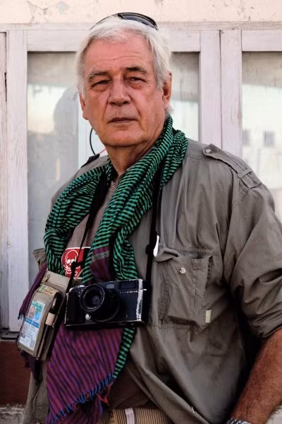 Phóng viên chiến trường Tim Page đã tới một số quốc gia, vùng lãnh thổ trên thế giới để ghi nhận tình hình chiến sự với tinh thần không sợ nguy hiểm. Ông hy vọng những bức ảnh ghi lại những khoảnh khắc đắt giá của chiến tranh sẽ góp phần giúp thay đổi cục diện cuộc chiến.