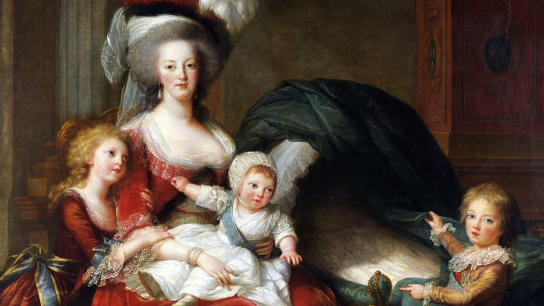 Đến ngày 14/10/1793, hoàng hậu Marie Antoinette bị đem ra xét xử trước Tòa án Cách mạng. Trong phiên tòa, bà đối mặt với những cáo buộc: tổ chức những cuộc truy hoan ở Versailles, lấy từ ngân khố hàng triệu livre để gửi sang Áo, âm mưu giết Công tước Orléans, loạn luân với con trai, tuyên bố con trai là vua nước Pháp và tổ chức cuộc tàn sát đội Vệ binh Thụy Sĩ năm 1792.