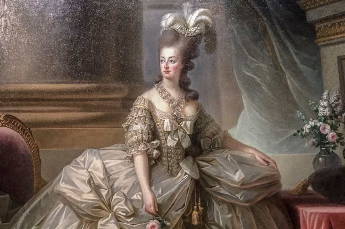Marie Antoinette (1755 - 1793) là hoàng hậu Pháp nổi tiếng với lối sống xa hoa, phóng túng nhưng cuối cùng có kết cục đầy bi kịch. Với xuất thân trong gia đình dòng dõi hoàng tộc với cha là hoàng đế Francis I của nước Đức và mẹ là hoàng hậu Maria Theresia của Áo, đồng thời cũng là Nữ hoàng nước Hung và Bohmen, Marie Antoinette nhờ vậy có nhiều tước hiệu cao quý như: nữ Công tước Áo, Công chúa đế triều, Công chúa vương triều của Hung và Bohmen.