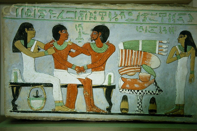 Các chuyên gia nhận định trong quá trình ướp xác, những người thợ đã cố gắng chỉnh sửa vị trí của phần đầu và ngực của người phụ nữ. Họ đã đặt một cặp gậy sau lưng nhằm giúp xác ướp có tư thế thẳng hơn.