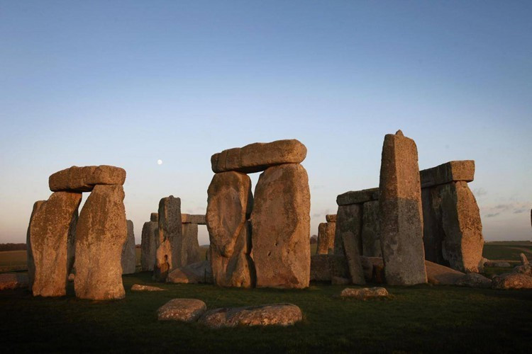 Theo các ghi chép, bãi đá cổ Stonehenge thuộc sở hữu tư nhân từ khi Vua Henry VII tịch thu nó từ tu viện Benedictine vào năm 1540.