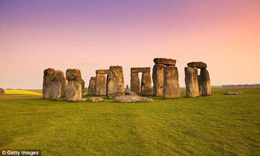 Ba năm sau, luật sư Cecil Chubb tặng bãi đá cổ Stonehenge cho người Anh, với điều kiện người dân địa phương được tham quan miễn phí.