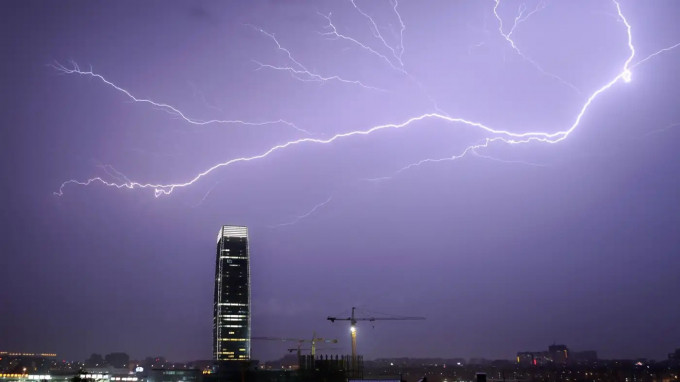 Giai đoạn 3: Các hóa chất siêu mát (đá khô hoặc i-ốt bạc) được bắn vào các đám mây để tạo ra các hạt nước trước khi chuyển thành mưa.